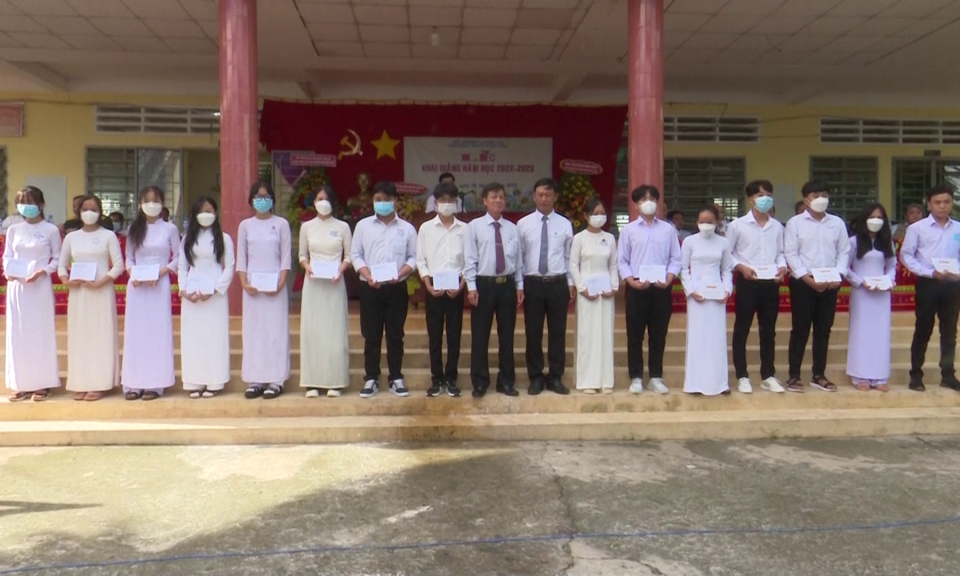 Trường THPT Tân Trụ khai giảng năm học mới