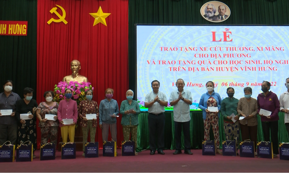 Vĩnh Hưng tặng quà cho học sinh và hộ nghèo
