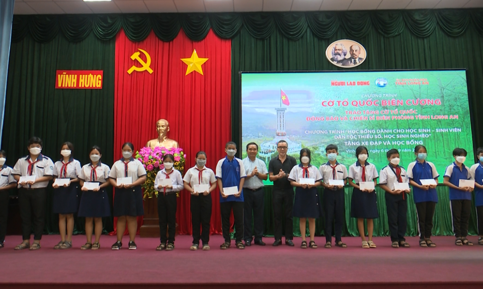 Nguyên Phó Thủ tướng Thường trực Chính phủ - Trương Hoà Bình tặng quà cho học sinh, hộ nghèo huyện Vĩnh Hưng