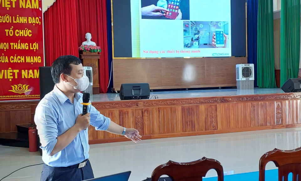 Phụ nữ Tân Trụ tập huấn nâng cao kiến thức về chuyển đổi số năm 2022