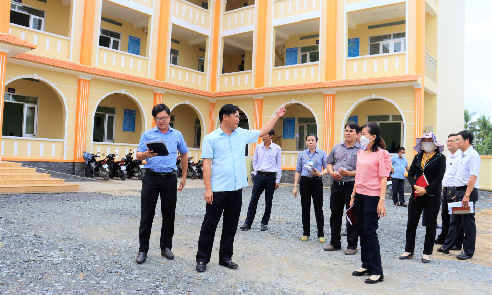 Lãnh đạo huyện Cần Đước kiểm tra tiến độ thi công các trường học 