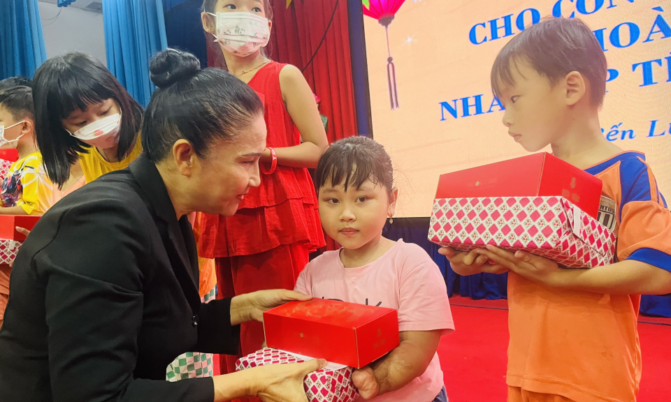 Bến Lức tổ chức Tết Trung thu và tặng quà cho con em công nhân lao động có hoàn cảnh khó khăn