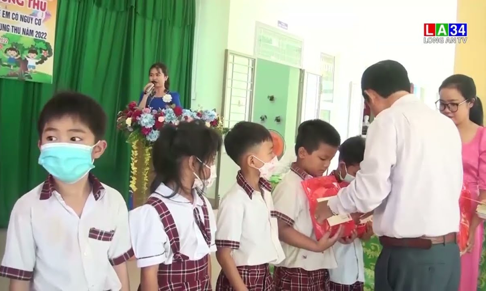 Chủ tịch UBND tỉnh Long An tặng quà cho trẻ em có hoàn cảnh đặc biệt 