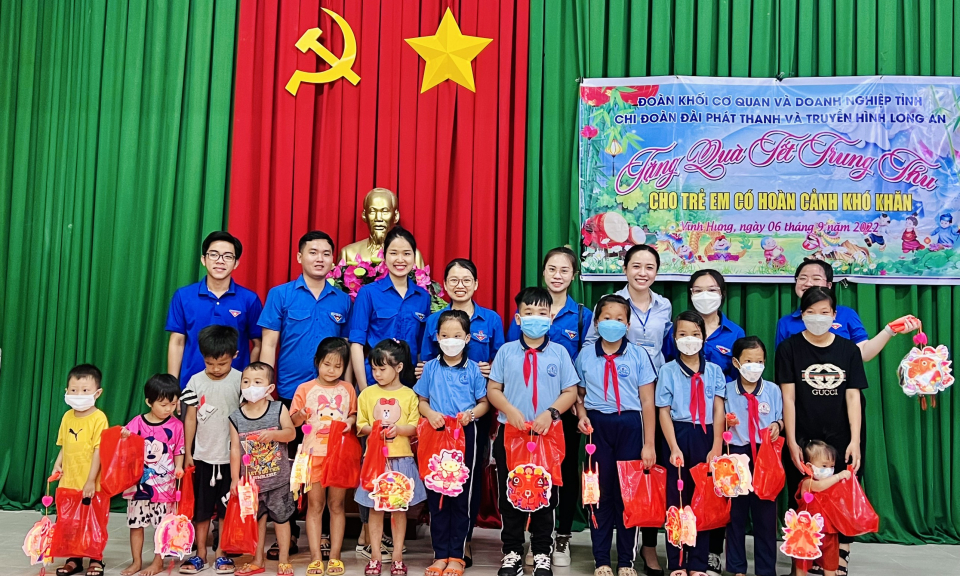 Chi đoàn cơ sở Đài Phát thanh và Truyền hình Long An tặng quà trung thu cho các em thiếu nhi có hoàn cảnh khó khăn