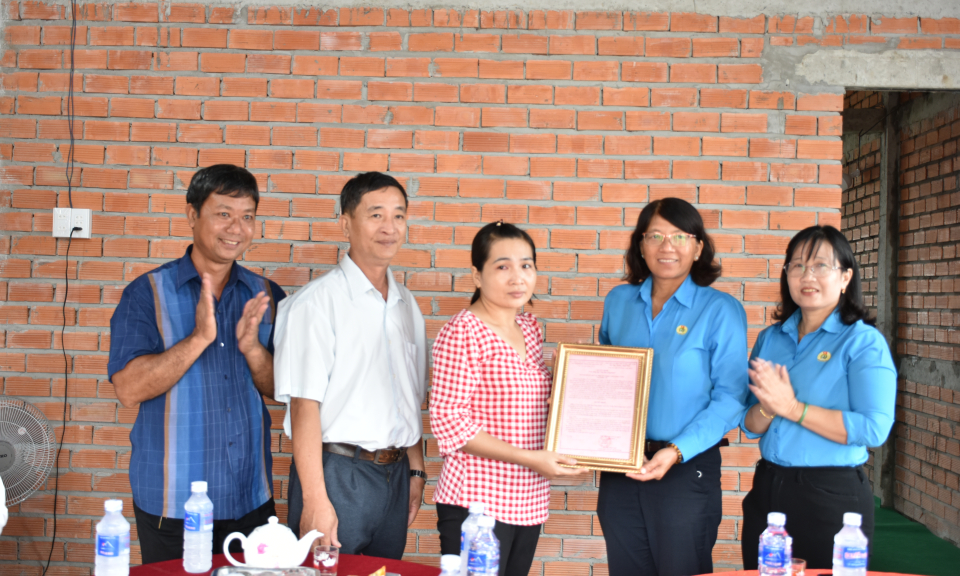 Liên đoàn lao động Tỉnh tỉnh trao “Mái ấm Công đoàn” tại Tân Thạnh