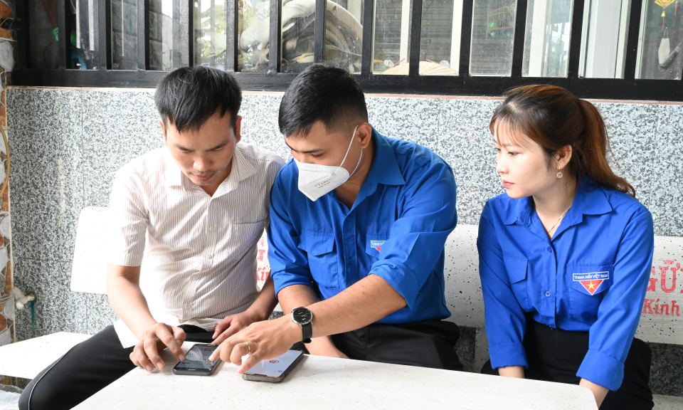Đẩy mạnh tuyên truyền, hướng dẫn người dân cài đặt Long An số, Long An ID