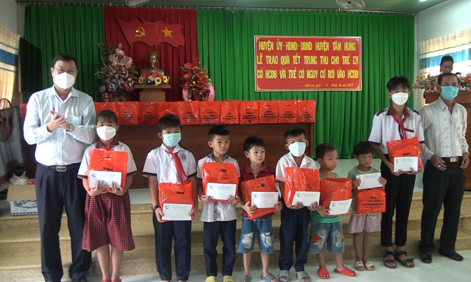 Bí thư Huyện ủy Tân Hưng tặng quà Tết Trung thu cho trẻ em khó khăn
