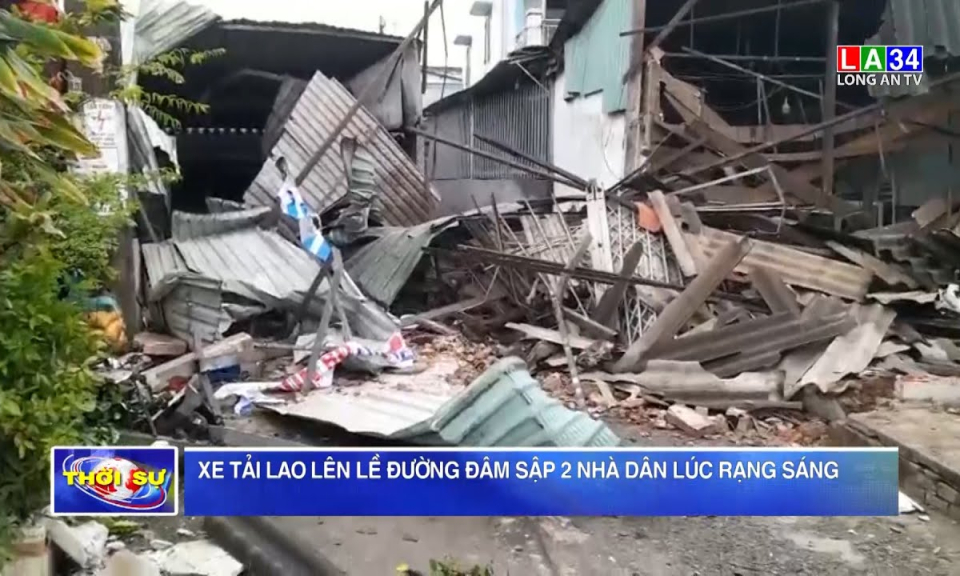 Xe tải lao lên đường đâm sập 2 nhà dân lúc rạng sáng