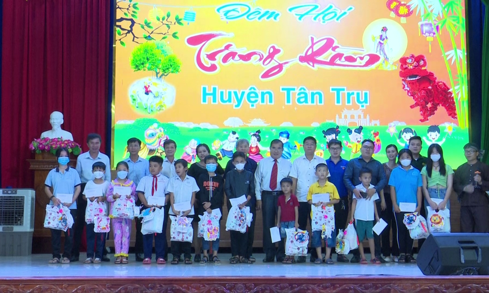 Tân Trụ tổ chức Đêm hội Trăng Rằm cho trẻ em