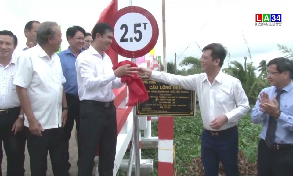 Nguyên Phó Thủ tướng Thường trực Chính phủ Trương Hòa Bình dự khánh thành cầu tại Thủ Thừa