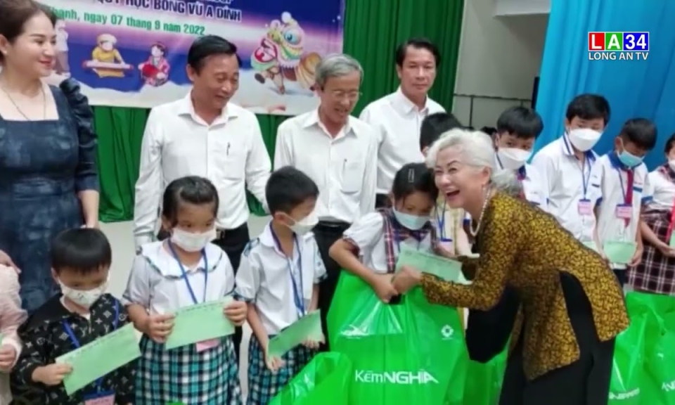 Nguyên Phó Chủ tịch nước - Trương Mỹ Hoa trao quà Trung thu cho trẻ em tại huyện Châu Thành