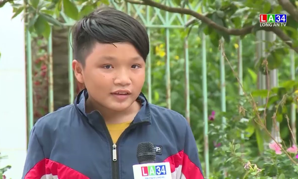 Chi đoàn cơ sở Đài PT&TH Long An tặng quà Trung thu cho các em thiếu nhi có hoàn cảnh khó khăn