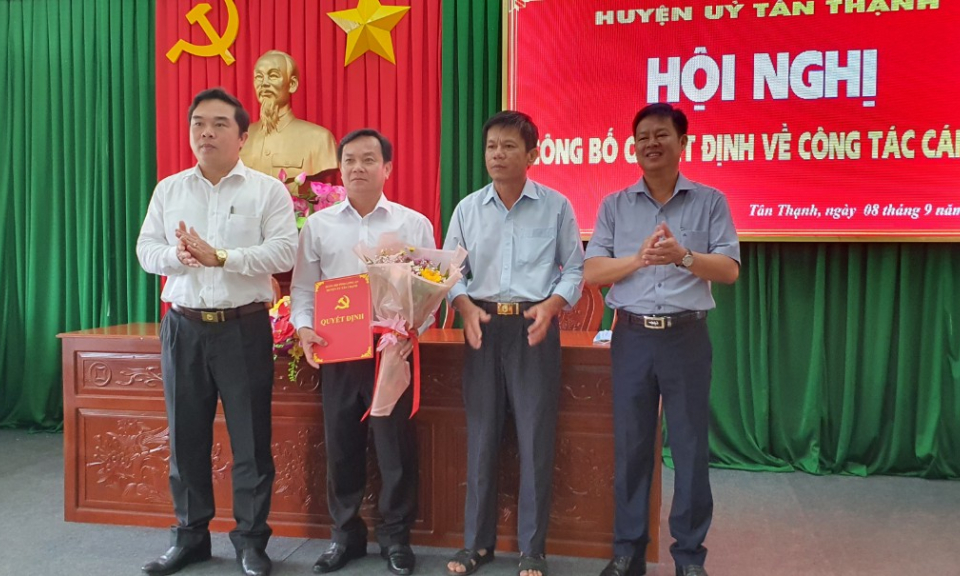  Ban Thường vụ Huyện Ủy Tân Thạnh tổ chức trao quyết định về công cán bộ