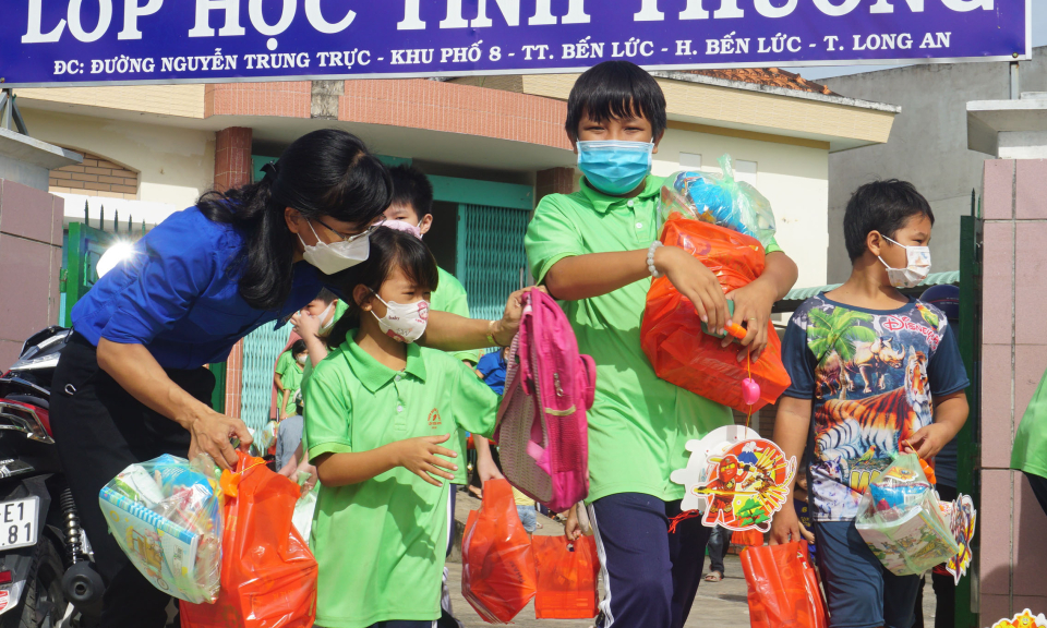 Bến Lức khai giảng lớp học tình thương cho con em công nhân lao động
