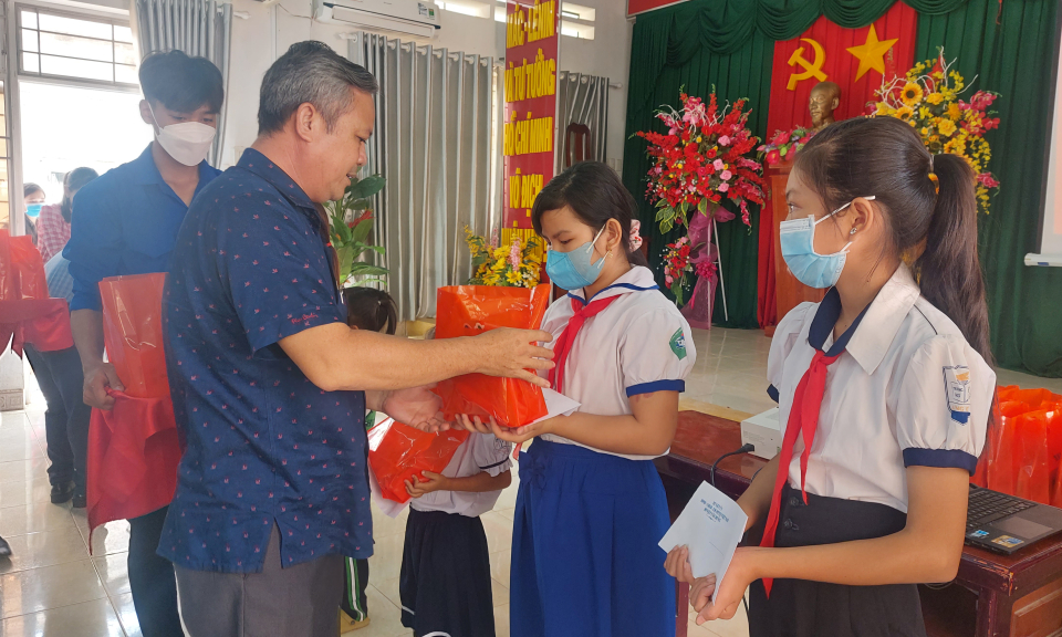 Tân Hưng trao tặng quà Tết Trung thu cho trẻ em khó khăn các xã biên giới