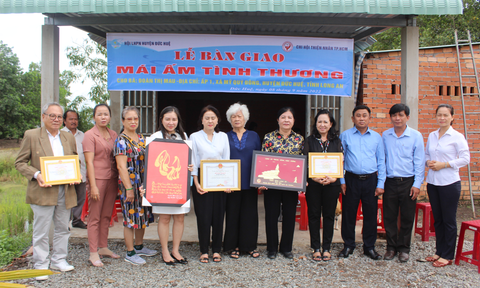 Đức Huệ trao mái ấm tình thương cho hộ cận nghèo