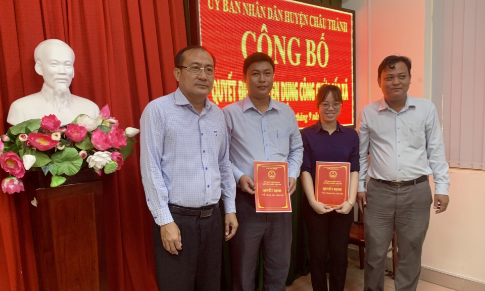 Huyện Châu Thành trao quyết định tuyển dụng cho công chức cấp xã