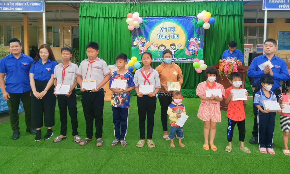 Đoàn Thanh niên Văn phòng Chính phủ tặng quà trung thu cho trẻ em xã Thủy Tây, huyện Thạnh Hóa