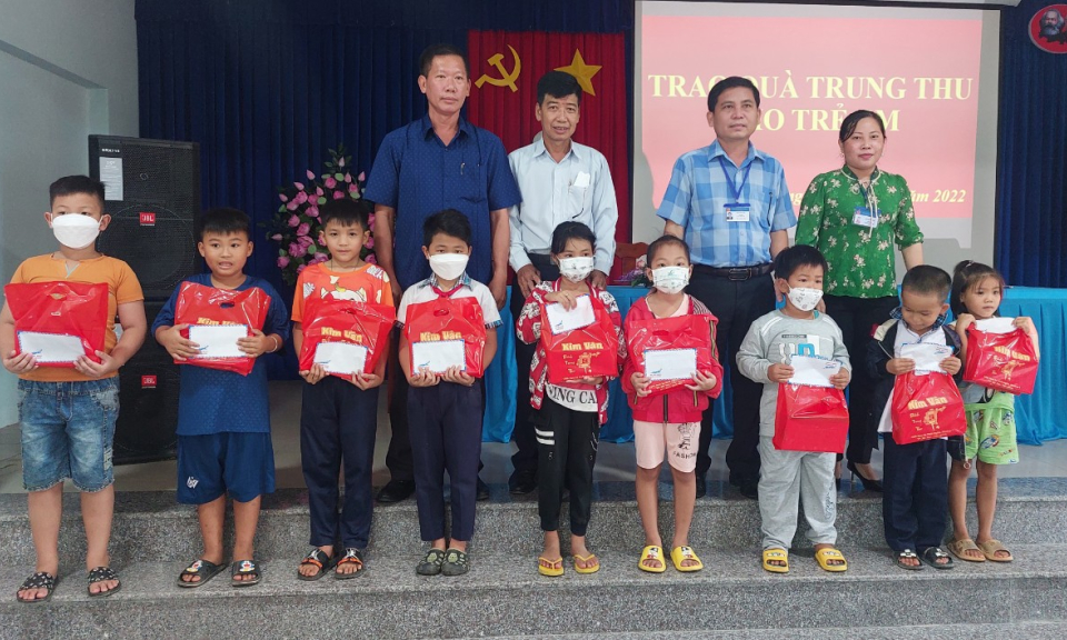 Phó Chủ tịch HĐND huyện Tân Hưng – Nguyễn Thành Phương tặng quà trung thu cho trẻ em khó khăn