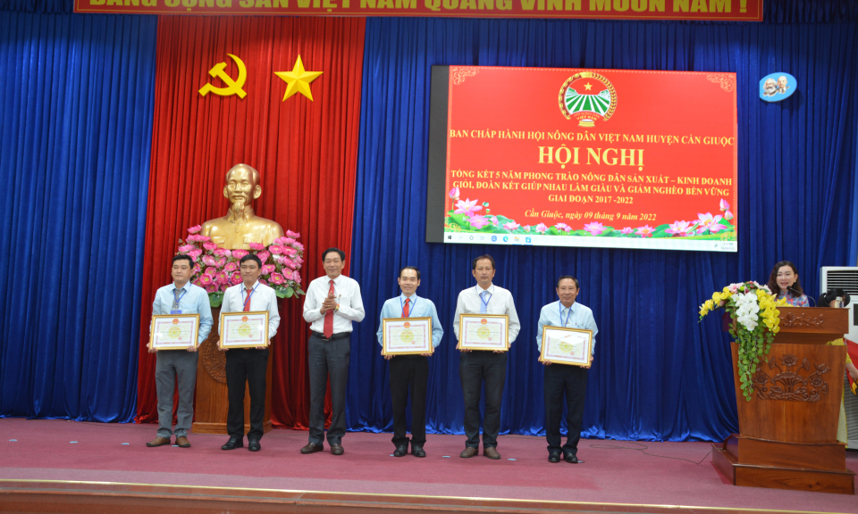 Cần Giuộc tổng kết 5 năm phong trào thi đua nông dân sản xuất kinh doanh giỏi 