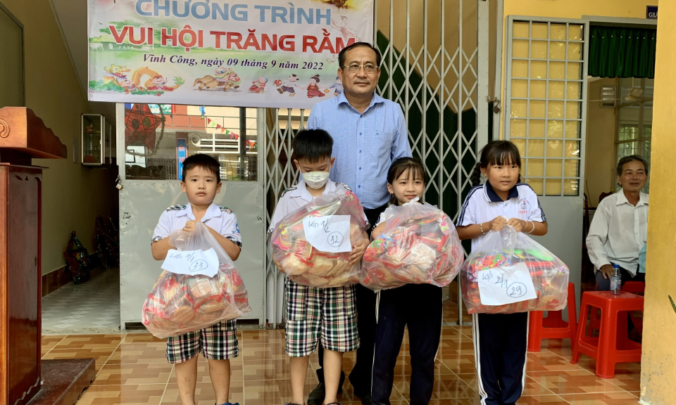 Chủ tịch UBND huyện Châu Thành đến thăm và tặng quà cho trẻ em đặc biệt khó khăn