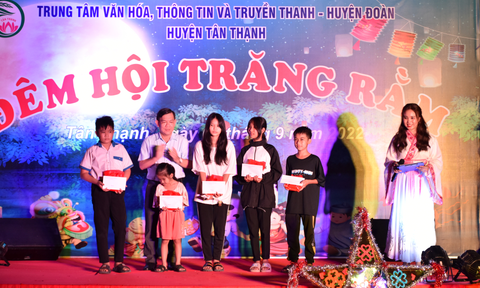 Trung tâm VHTT&TT Tân Thạnh tưng bừng vui đêm hội trăng rằm