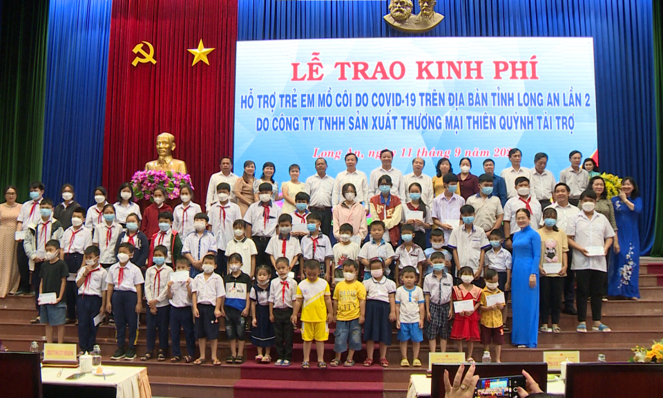 Trao kinh phí hỗ trợ cho trẻ em mồ côi do COVID-19 trên địa bàn tỉnh lần 2