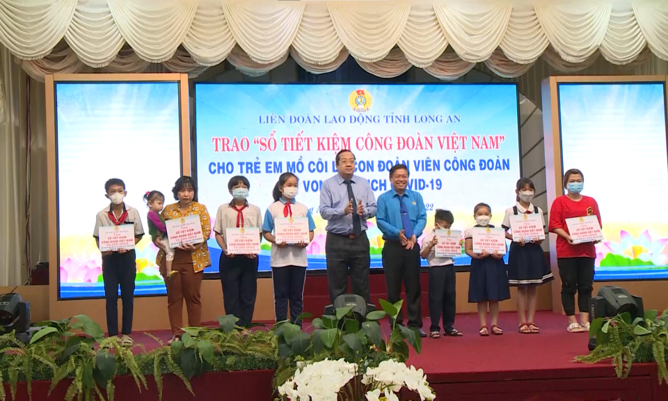 Tuyên dương, khen thưởng và trao học bổng cho con đoàn viên công đoàn vượt khó, học giỏi