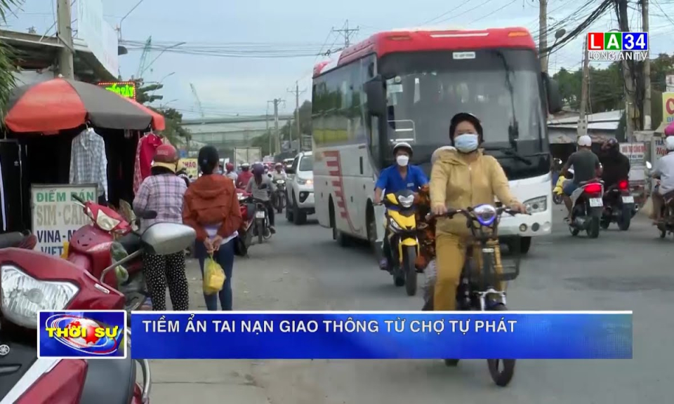 Tiềm ẩn tai nạn giao thông từ chợ tự phát