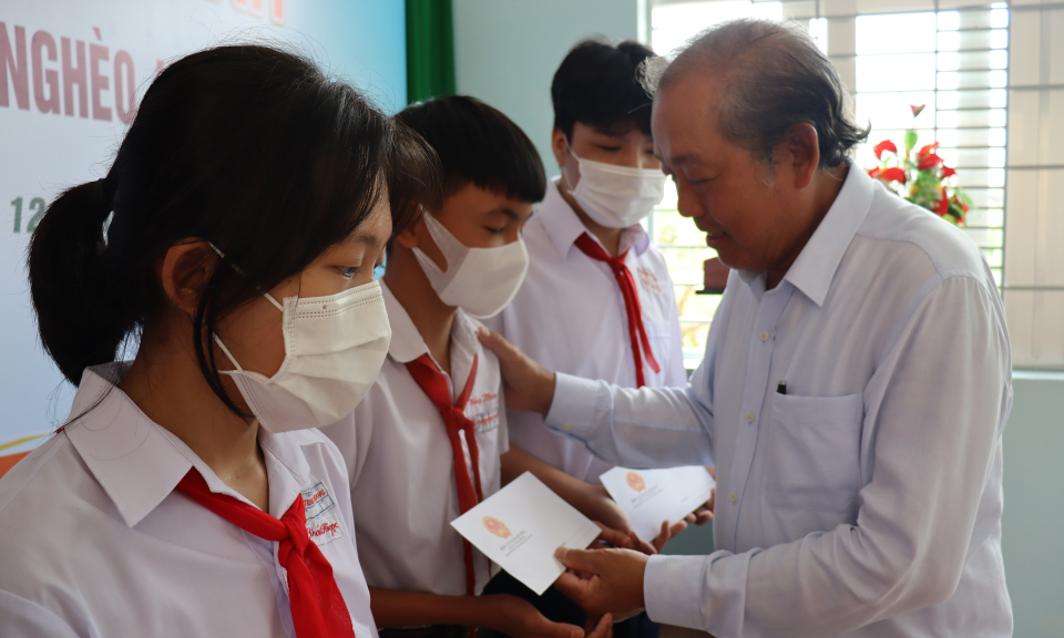 Nguyên Phó Thủ tướng Thường trực Chính phủ - Trương Hòa Bình trao học bổng cho học sinh nghèo huyện Cần Giuộc