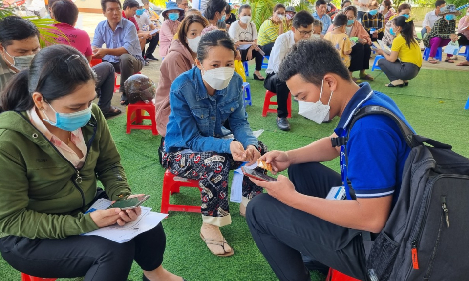 Tuyên truyền phụ huynh học sinh cài đặt các ứng dụng thanh toán không dùng tiền mặt