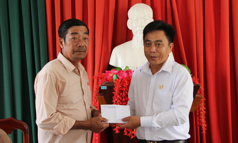  Phó Bí thư Thường trực Huyện ủy Thủ Thừa thăm hỗ trợ tiền trị bệnh cho bé Trương Hồng Ngọc