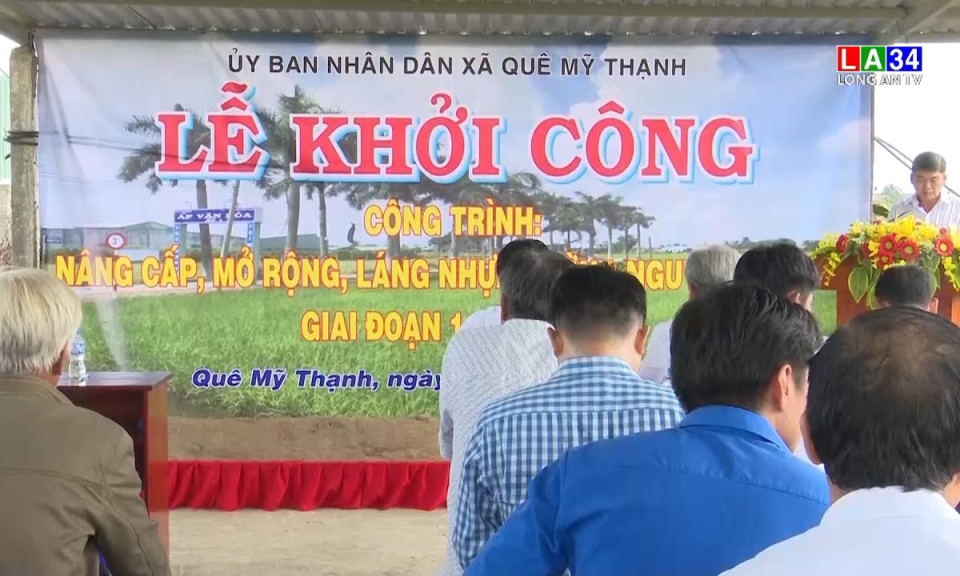 Tân Trụ: Khởi công láng nhựa đường giao thông