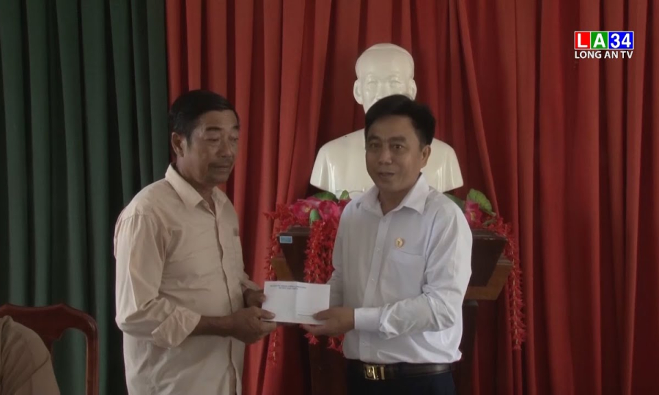 Thủ Thừa: Lãnh đạo huyện thăm, hỗ trợ tiền trị bệnh cho trẻ bị bỏng nặng
