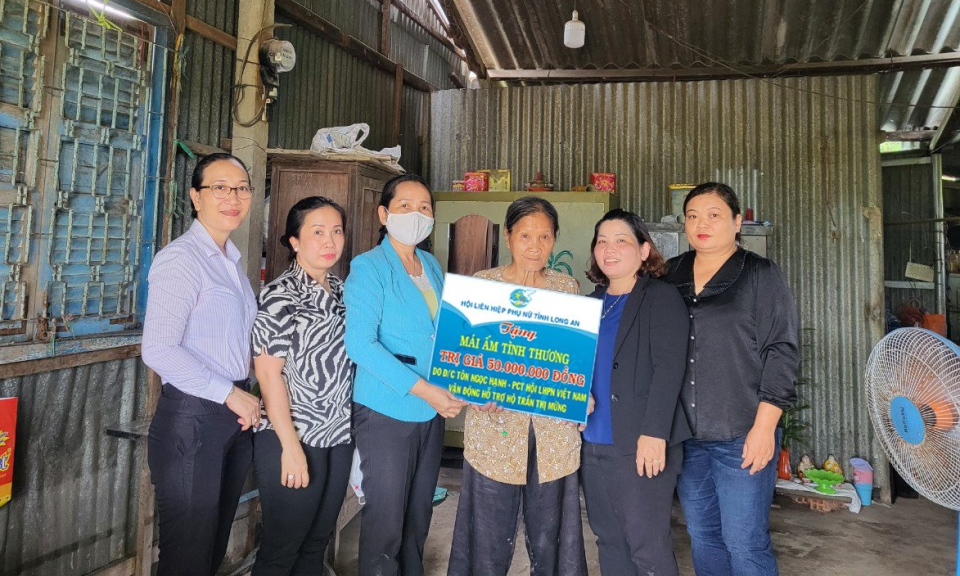 Hội LHPN tỉnh Long An trao tặng kinh phí xây dựng “Mái ấm tình thương” tại TP. Tân An