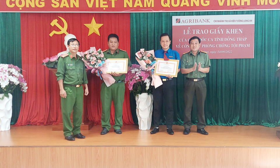 Khen thưởng nhân viên Angribank Kiến Tường vì thành tích đóng góp trong truy bắt tội phạm truy nã