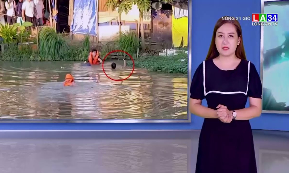 Người đàn ông có biểu hiện ngáo đá, cầm dao cố thủ dưới sông