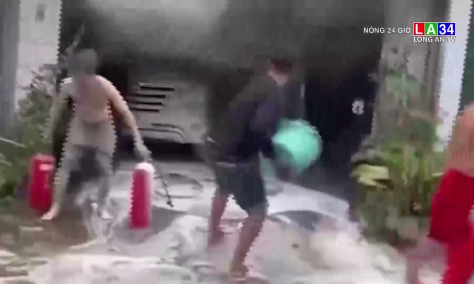 Cháy xe đạp điện và ôtô, chủ nhà phải trèo ban công thoát thân