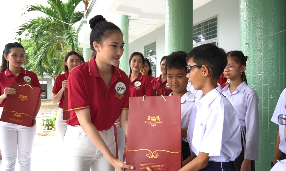 Thí sinh Hoa khôi sông Vàm 2022 tích cực tham gia hoạt động thiện nguyện