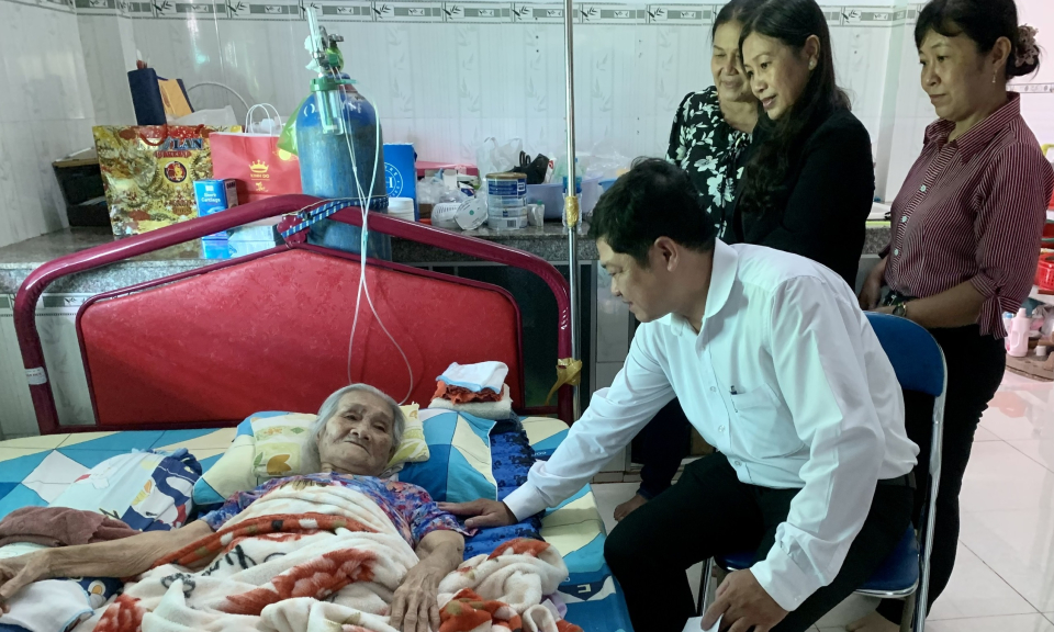 Phó Chủ tịch UBND huyện Châu Thành thăm, tặng quà Mẹ Việt Nam anh hùng Nguyễn Thị Nương