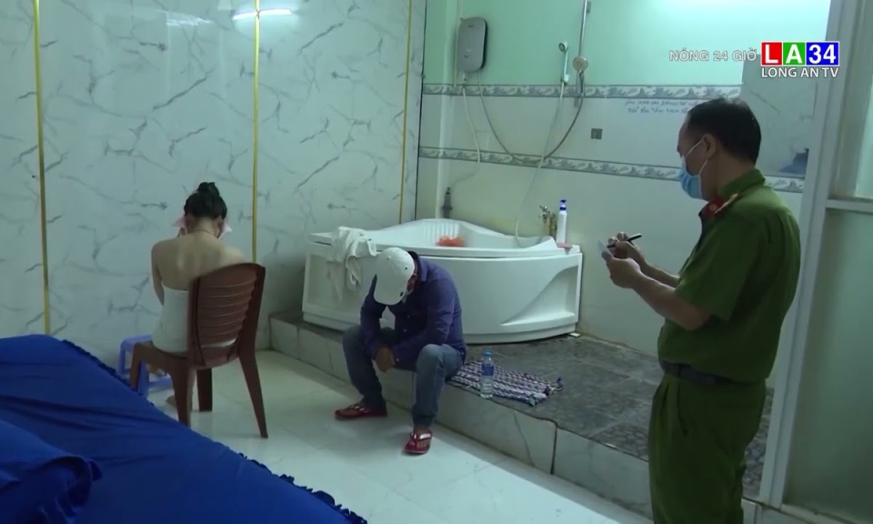 Công an Tiền Giang thu giữ cuốn sổ ghi chép hoạt động tại cơ sở massage kích dục