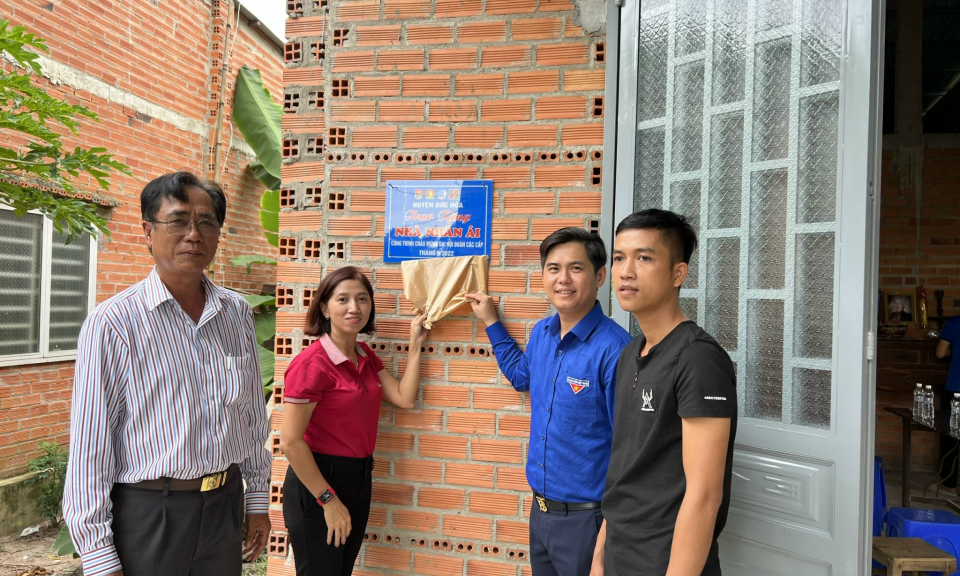 Đức Hòa bàn giao nhà nhân ái cho thanh niên có hoàn cảnh khó khăn