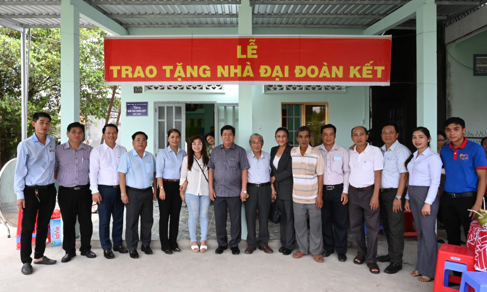 Bến Lức trao tặng nhà đại đoàn kết cho hộ khó khăn