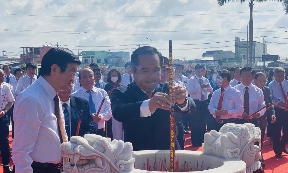 Dâng hương Kỷ niệm 55 năm ngày Long An được nhận danh hiệu “Trung dũng, kiên cường, toàn dân đánh giặc”