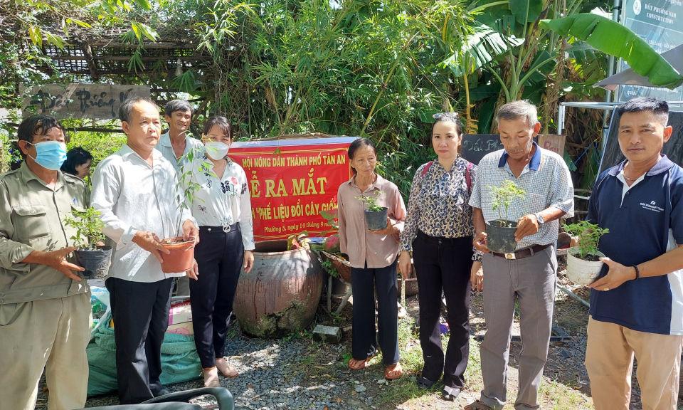 Hội nông dân Tp. Tân An ra mắt mô hình “Phiếu liệu đổi cây giống”