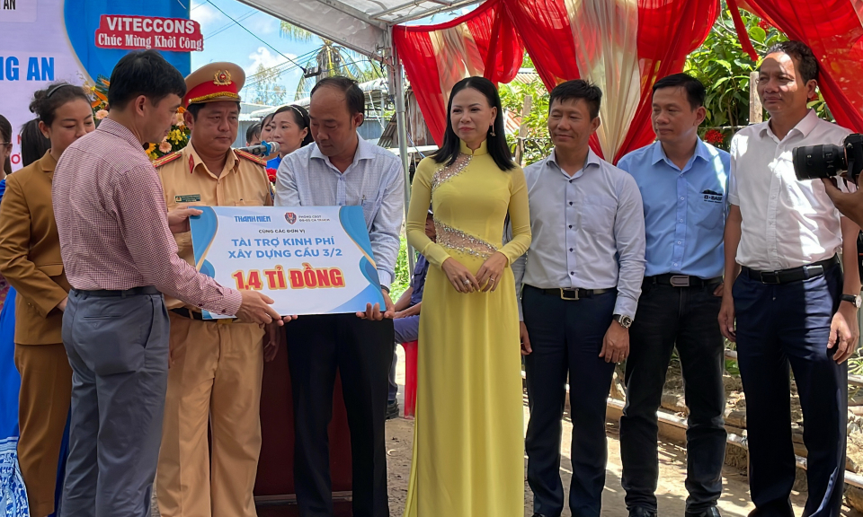 Báo Thanh niên vận động tài trợ Tân Hưng xây cầu nông thôn