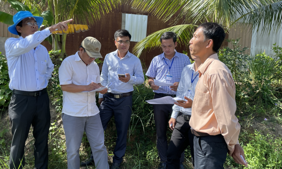 Sở Thông tin và Truyền thông tỉnh khảo sát lắp đặt hạ tầng cáp quang băng rộng tại huyện Tân Hưng