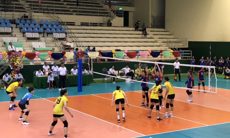 Ngày thi đấu thứ hai Giải bóng chuyền Long An mở rộng 2022: Hai đội bóng chuyền Long An đều hưởng niềm vui chiến thắng.