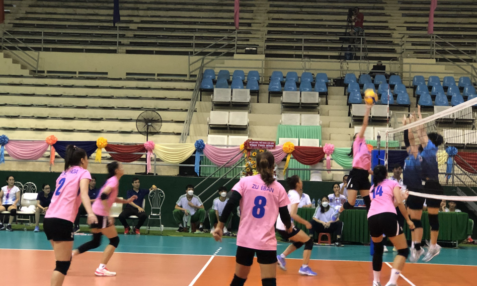 Ngày thi đấu thứ ba Giải bóng chuyền Long An mở rộng 2022: Xác định các cặp đấu bán kết