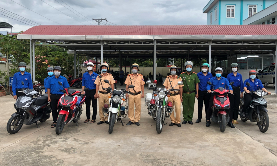 Thanh niên Bến Lức phối hợp tuyên truyền đảm bảo ATGT Tuần Văn hóa – Du lịch tỉnh